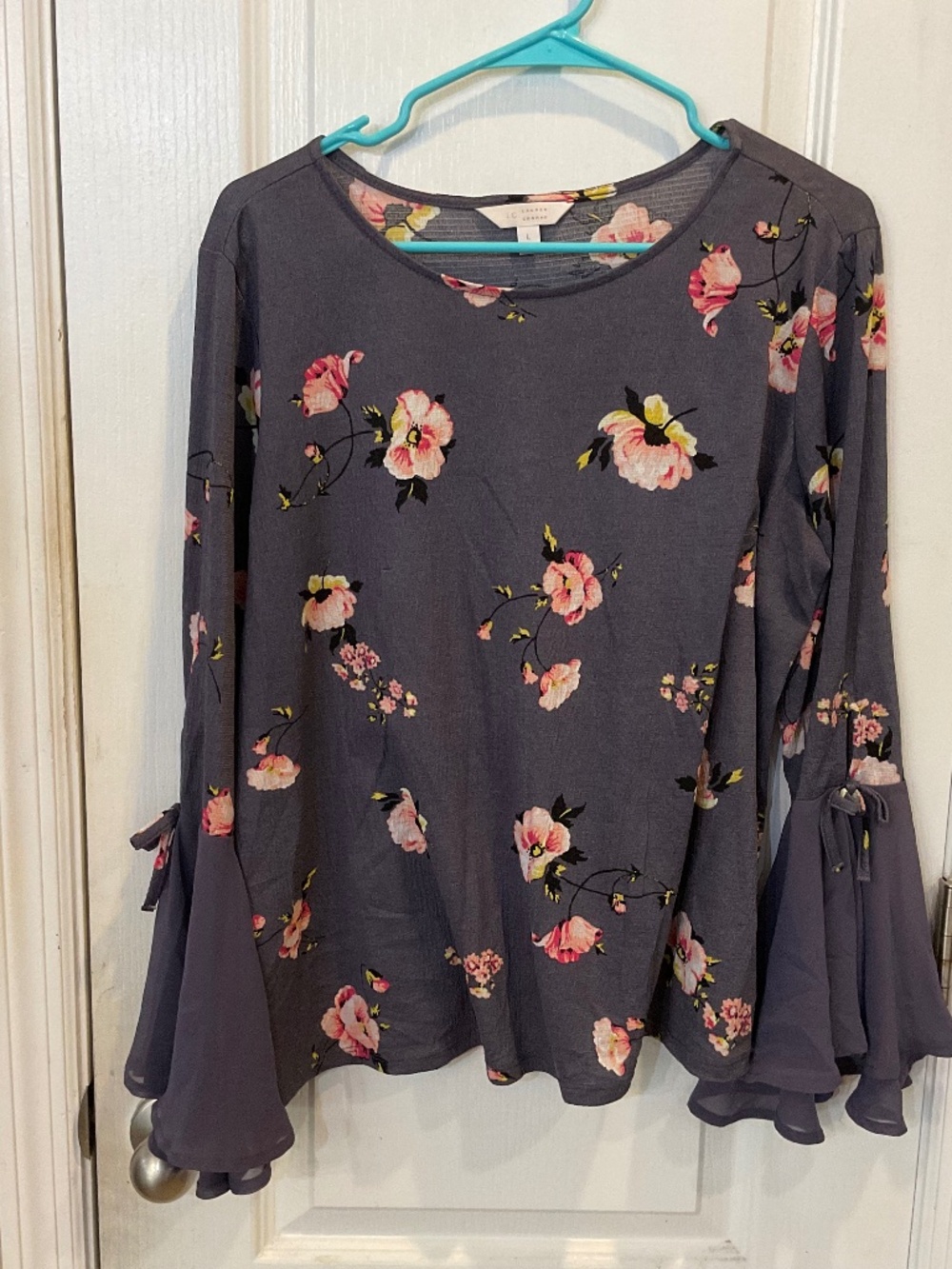 Lauren Conrad Blue Floral Flutter Sleeve Top - Large  - Excellent Condition